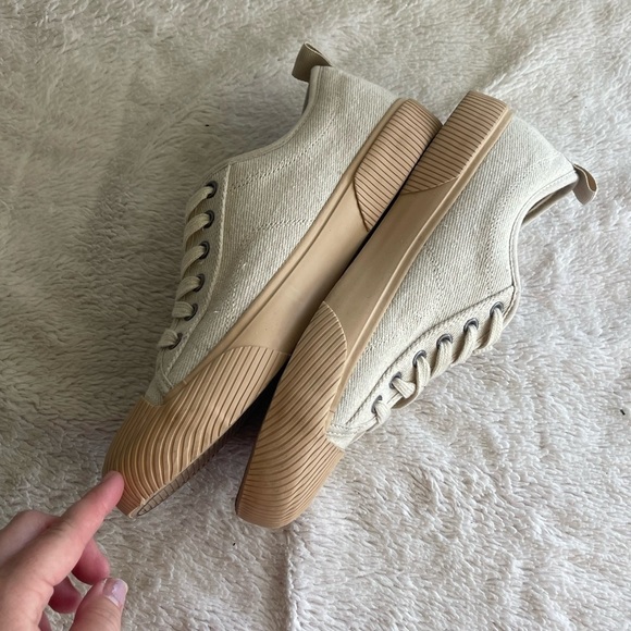 Universal thread canvas lace up neutral tan sneakers - Picture 5 of 10